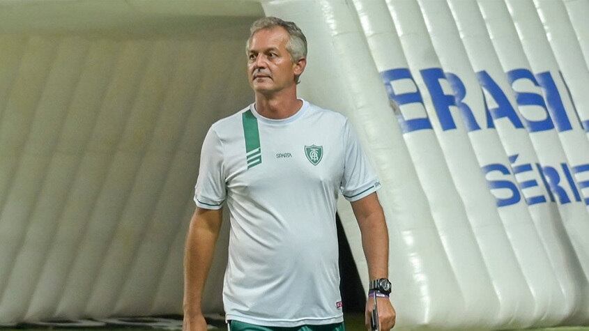 ESQUENTOU - Em busca de um técnico após a demissão de Marcelo Chamusca na semana passada, o Botafogo voltou à carga para tentar a contratação de Lisca, que já havia recusado a primeira proposta feita pelo Glorioso. Representantes da equipe carioca e o treinador tiveram uma reunião nesta segunda-feira. Lisca é tratado como prioridade, mas ainda não deu uma positiva ou negativa. O treinador pediu para analisar os números e falou que dará uma resposta até quinta-feira (22).