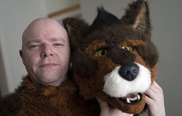 Esse inglês resolveu viver como um cão. Ele tem suas razões