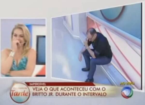 Nem Britto Jr. se salvou! Durante o
Programa da Tarde, o apresentador foi se arriscar na barra de pole dance e
acabou machucando as “partes íntimas”. Enquanto o pobre morria de dor, Ana
Hickmann se divertia com a trapalhada do amigo