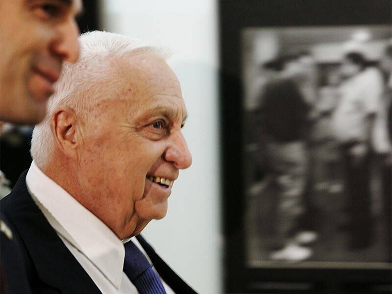 Como nenhum outro dirigente, este homem com fama de "falcão" colocou sob
suspeita o sonho do "Grande Israel" ao ordenar a retirada da Faixa de
Gaza, em 2005, após 38 anos de ocupação. Até então ninguém havia se
atrevido a tocar na política de colonização para desmantelar
assentamentos.

O mais surpreendente foi a decisão ter partido daquele que foi o
paladino da colonização. Mas Sharon concluiu que Israel tinha que
renunciar a manter todos os territórios conquistados na guerra de 1967
se desejava continuar sendo um "Estado judeu e democrático"