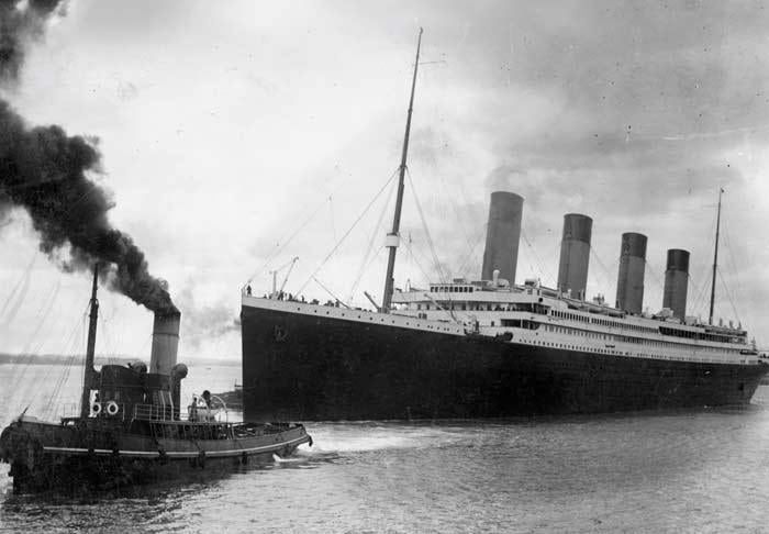 

Rebocador guia o Titanic original para fora do porto de
Southampton, Inglaterra, na tarde de 10 de abril de 1912. Naquele dia, o transatlântico
partiu com destino a Nova York, nos Estados Unidos. Após embarcar mais
passageiros na França e Irlanda, o Titanic deu início a sua missão de cruzar o
Atlântico norte.


Quatro dias após deixar a Europa, na madrugada de 14 para 15 de abril de
1912, o “inafundável” se chocou contra um iceberg.



A embarcação se partiu ao meio e pôs fim ao sonho de 1.500 pessoas, mais da
metade delas de classes baixas, que dividiam o sonho de começar uma vida nova
na América

