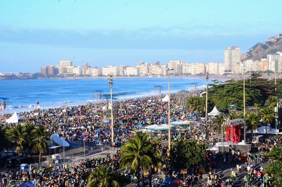 Público passou a madrugada na praia de Copacabana