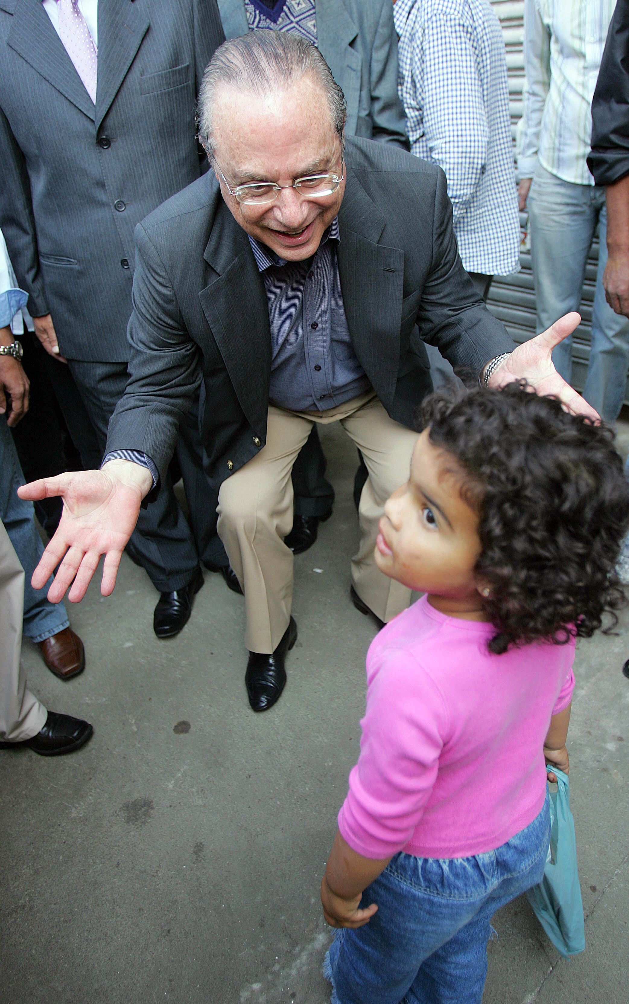 O deputado federal Paulo Maluf brincou com uma garotinha durante as eleições de 2008