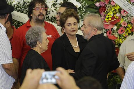 A ex-primeira-dama Marisa Letícia foi velada neste sábado (4) na sede do Sindicato dos Metalúrgicos de São Bernardo do Campo (SP). O ex-presidente Luiz Inácio Lula da Silva chegou ao sindicato às 8h45. A ex-primeira-dama morreu ontem, aos 66 anos, após ficar dez dias internada no hospital Sírio-Libanês. No último dia 24, ela sofreu um acidente vascular cerebral hemorrágico. A ex-presidente Dilma Rousseff chegou ao local pela manhã e prestou homenagem a Marisa Letícia
