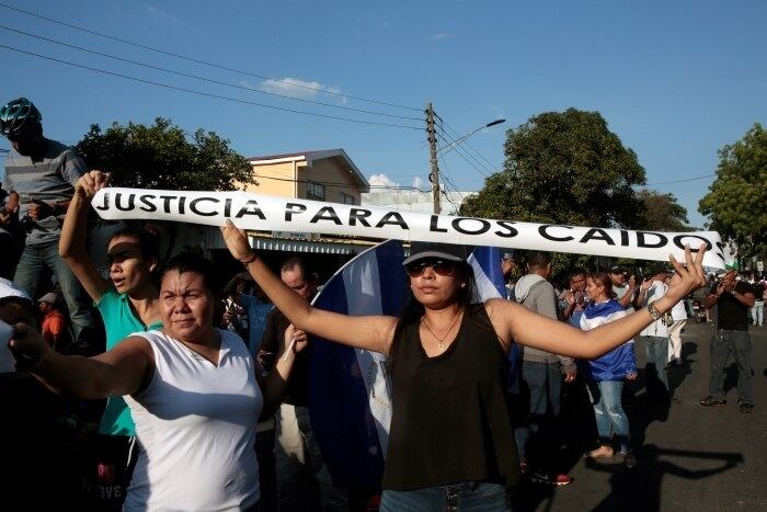 A marcha de segunda-feira, liderada por universitários, foi a maior de seus dias de protestos, segundo uma testemunha da Reuters. Os manifestantes pediram a libertação de colegas presos nos dias anteriores e o fim do governo Ortega