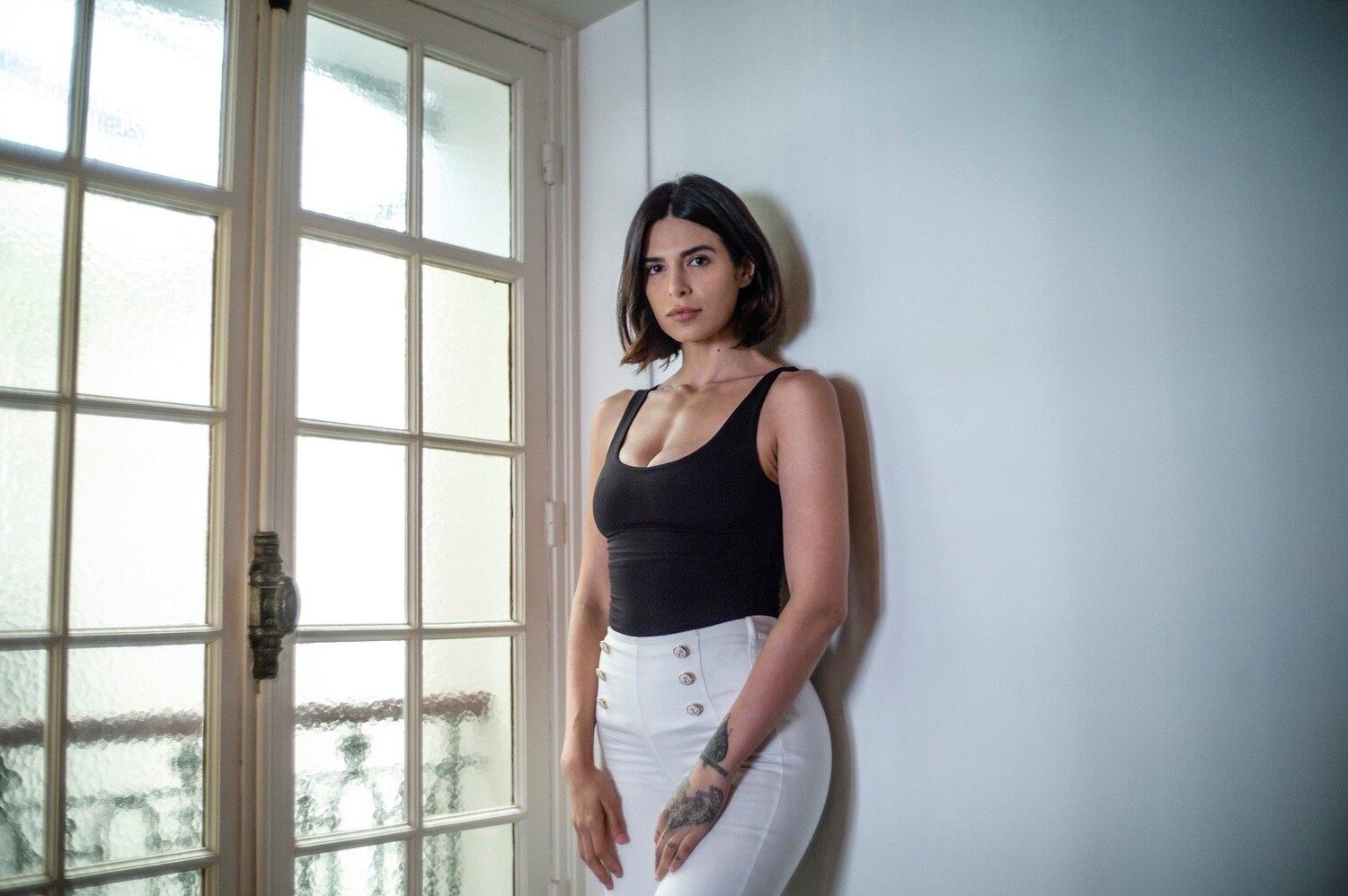 Ela fugiu para Istambul e de lá seguiu para Paris, mas problemas acompanharam
