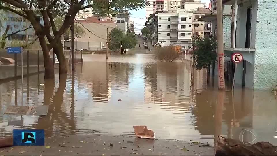 Alagamentos deixam mais de dez mil pessoas desalojadas no RS