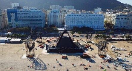 Palco do show é montado em frente ao Copacabana Palace
