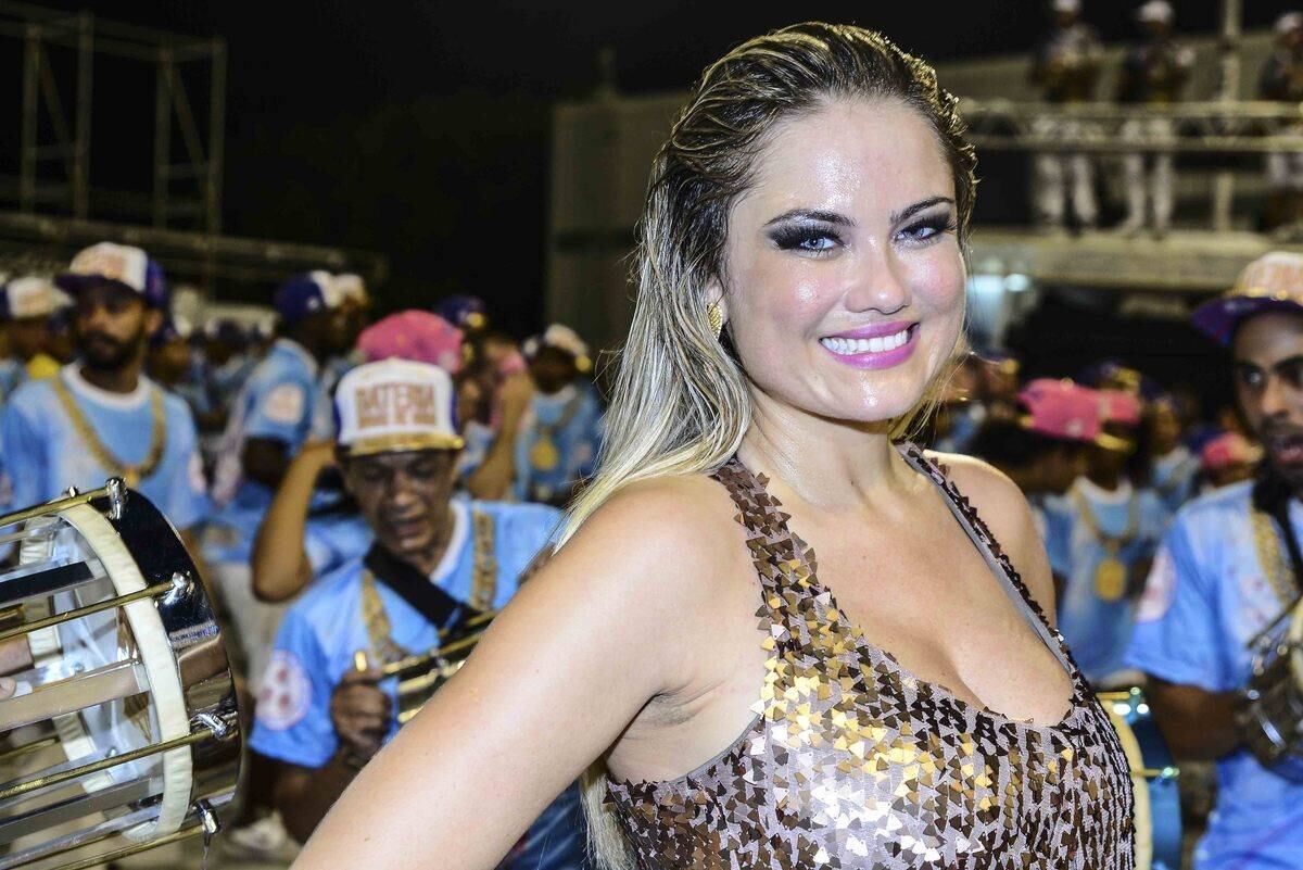 Ellen Roche desfila no ensaio técnico da Rosas de Ouro, em São Paulo