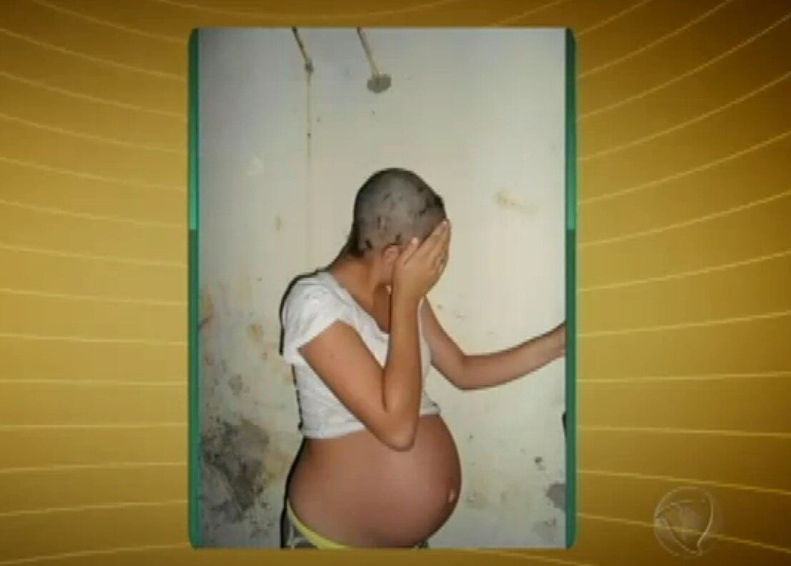 Alguns casos recentes de agresão contra mulheres mostram que crimes passionais continuam comuns na sociedade. Uma notícia que chocou foi da adolescente de 17 anos teve a cabeça raspada pelo namorado que desconfiou que a criança que ela espera não é dele. O rapaz foi preso depois de ser procurado pela polícia no último sábado
(13), sem sucesso, mas encontrado no bairro 25 de agosto, em
Duque de Caxias, na Baixada Fluminese (RJ)