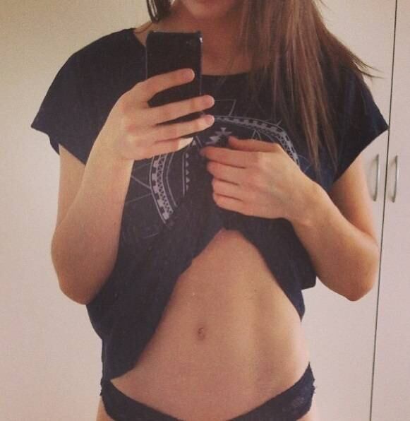 A jovem mostra o resultado da série de abdominais para "ganhar" uma barriga mais definida. Uma forma saudável de atingir seu objetivo.
— Sei que não é muito e estou longe do meu objetivo, mas pelo menos algo está
acontecendo! Vou para a Tailândia
em três semanas e quero estar em forma com uma alimentação balanceada e muito esforço fisico para colocar meu biquíni