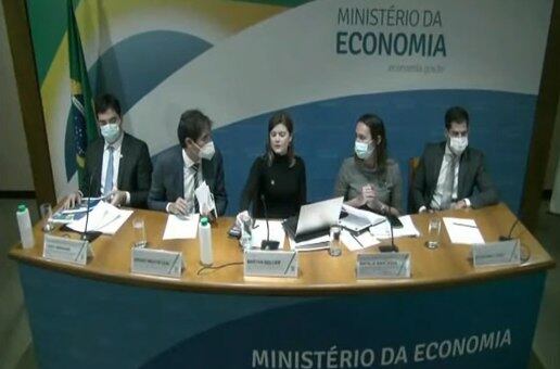 Secretária Martha Seillier (centro) dá entrevista coletiva após reunião do CPPI