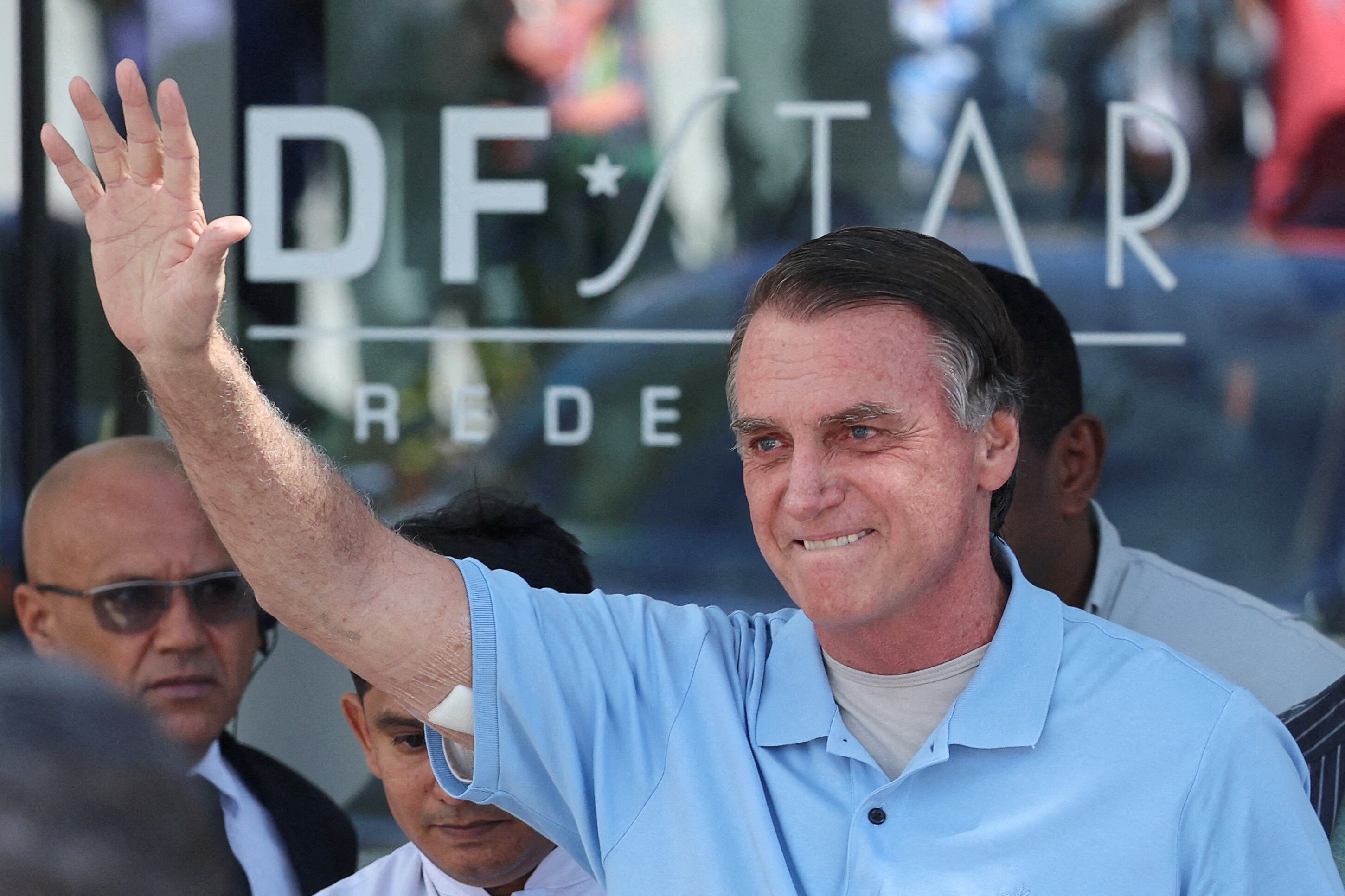 FILE PHOTO: Brazil's former President Jair Bolsonaro leaves the hospital after abdominal surgery, in Brasilia, Brazil May 4, 2025. REUTERS/Adriano Machado/File Photo