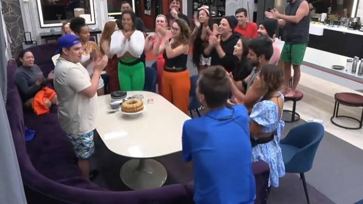Erick Ricarte também teve seu momento de soprar as velinhas
dentro da Mansão! Emocionado, o jornalista, de 23 anos, fez discurso, alfinetou
os colegas na brincadeira e entregou o primeiro pedaço do bolo de laranja a seu
bombonzinho, Thiago Servo. Mas o maior presente foi ter voltado de uma Zona de
Risco bem no dia do aniversário. Demais, né?