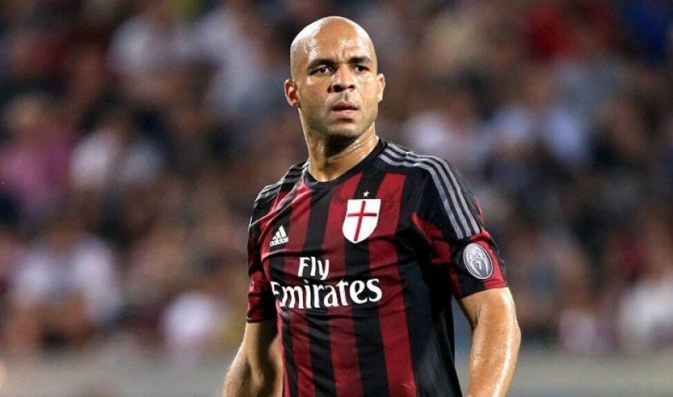 Após passagens por Chelsea e PSG, o ex-zagueiro Alex chegava ao Milan em 2014. O jogador ficou no clube até metade de 2016. Oscilando entre o time titular e o reserva, sofreu com lesões, que o levaram a anunciar a aposentaria aos 34 anos. Atuou por 48 jogos e fez 4 gols (Foto: Divulgação)
