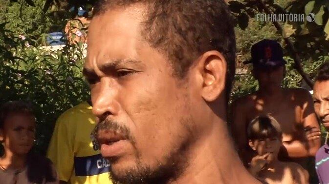 Quem encontrou o corpo do jovem foi o padrasto.

De acordo com a família, Rafael saiu de casa por volta das 5h30 para tomar café na casa da avó e não voltou.

O pedreiro, emocionado, ainda sem saber que o irmão era suspeito, disse que "por dentro está destruído"