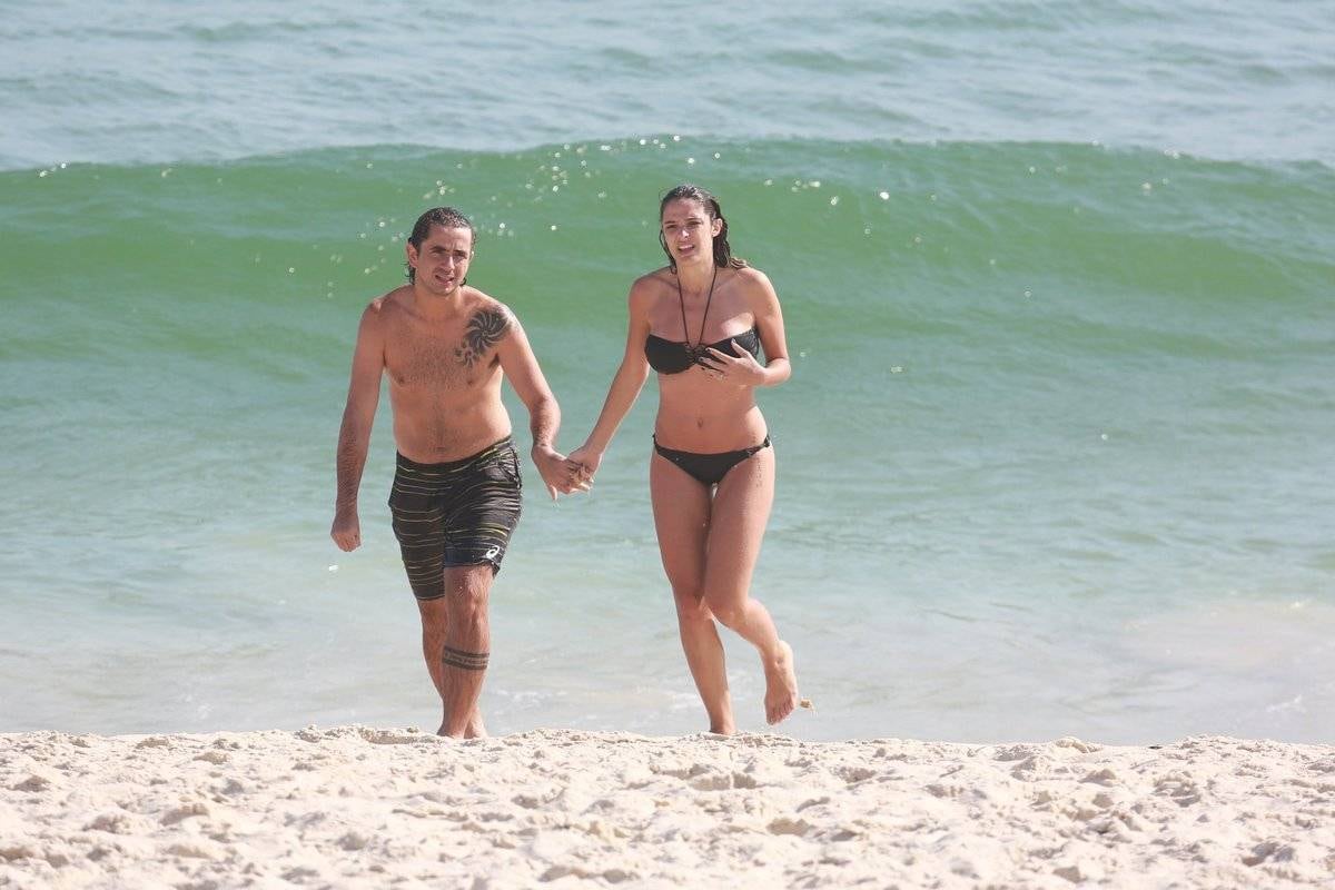 De mãos dadas, eles aproveitaram o sol nesta segunda-feira (14)