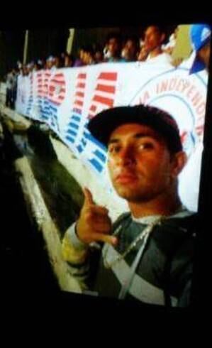 Foto na câmera de Paulo Ricardo o mostra com a torcida do Paraná