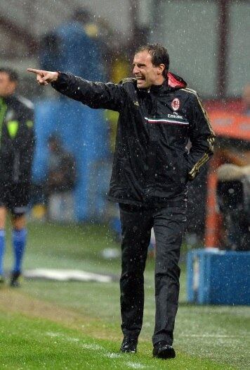 

De acordo com o jornal italiano, o técnico do Milan,
Massimiliano Alegri, recebeu um ultimato do presidente da equipe Silvio
Berlusconi. O time italiano faz campanha mediana no Campeonato Italiano e está
apenas na décima colocação, com 11 pontos conquistados

