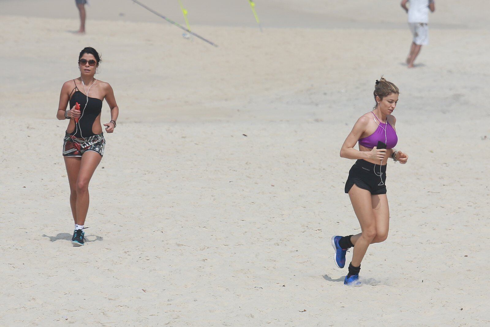 Grazi Massafera exibe corpão durante corrida na praia