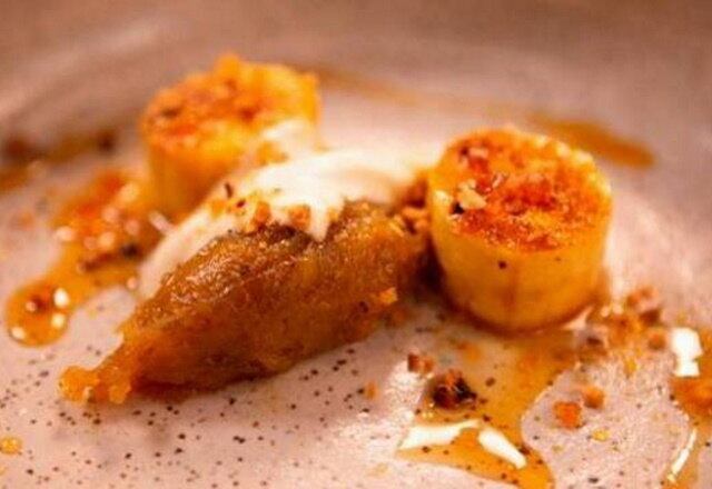 Em seguida, o chef apresentou uma bananada com coentro, banana em calda e chantily de noz-moscada e praliné de baru. O conjunto garantiu ao cozinheiro a conquista da Faca de Ouro pela terceira vez! Aprenda a fazer esse prato