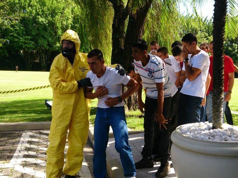 



Segundo o
major Souza, são 2.800 produtos QBRN listados pela ONU (Organização das Nações
Unidas). Tais procedimentos são praticados em vários países. O tempo estimado
para o salvamento de cada vítima é de um minuto