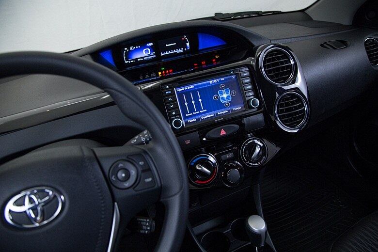 Por dentro, o novo painel é a principal evolução de estilo do Etios, com o quadro de instrumentos projetado em duas telas TFT de alta resolução. Ali são exibidos velocímetro, conta-giros e até gráficos do cpu de bordo