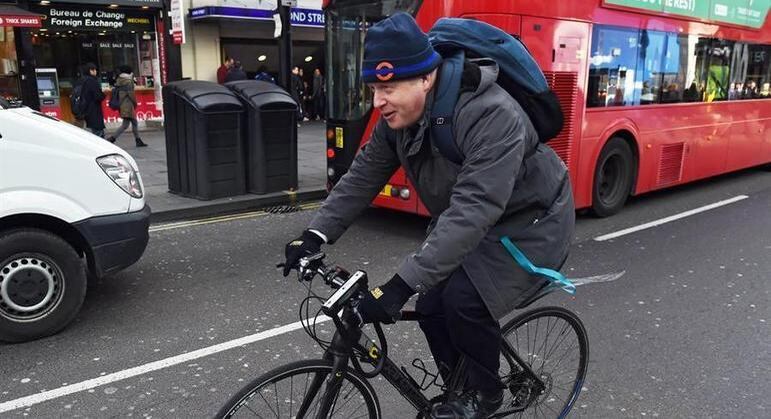 Primeiro-ministro do Reino Unido, Boris Johnson, andando de bicicleta em Londres