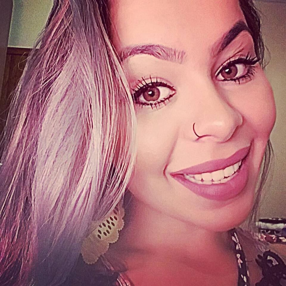 O irmão da jovem Thaysa Vilas Boas, grávida baleada na
cabeça no dia 11 de julho, foi preso na última quinta-feira (18) por suspeita
de envolvimento no caso. A jovem continua internada na UTI e a bebê, que nasceu
após uma cesárea de emergência, morreu no dia 14 do mesmo mês