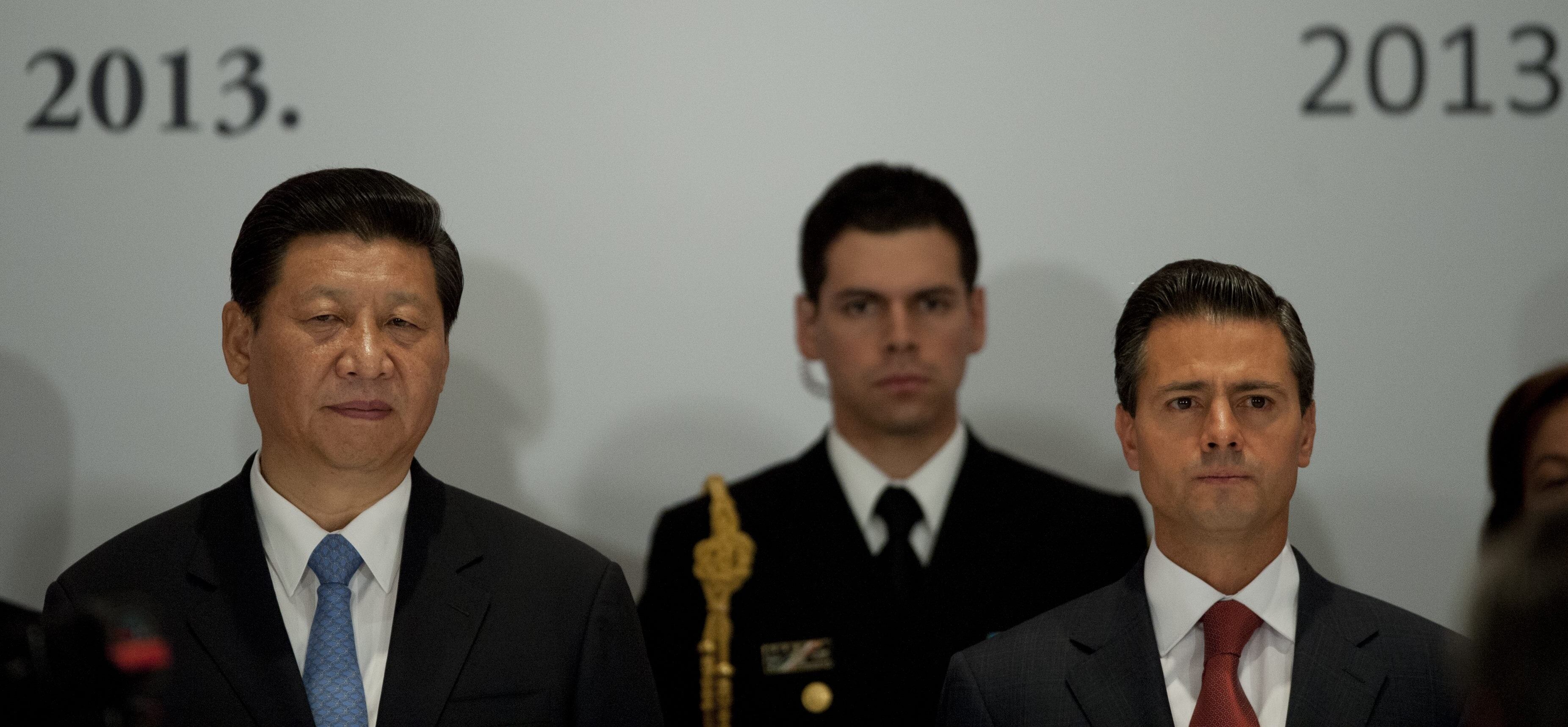O presidente da China, Xi Jinping, posou ao lado do seu congênere mexicano Enrique Peña Nieto
