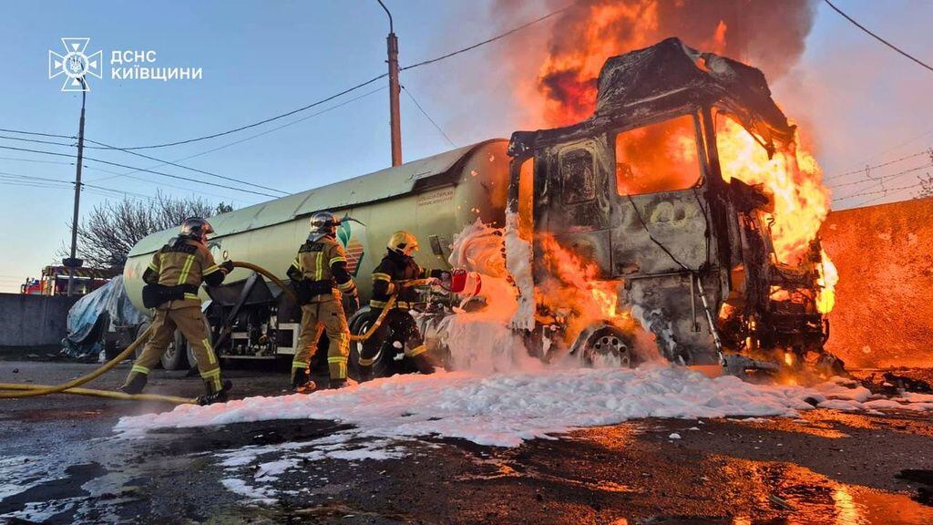 Equipes de emergência trabalham para extinguir um incêndio em um veículo em 5 de maio, após um ataque de drone russo na região de Kiev, na Ucrânia
