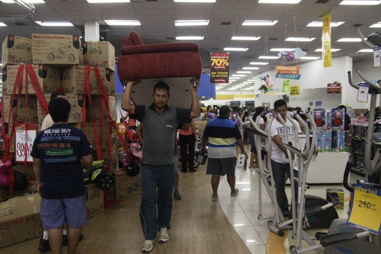 O Procon Estadual São Paulo orienta que o consumidor pode se organizar
também olhando ofertas em folhetos publicitários e encartes para saber
quais itens comprar