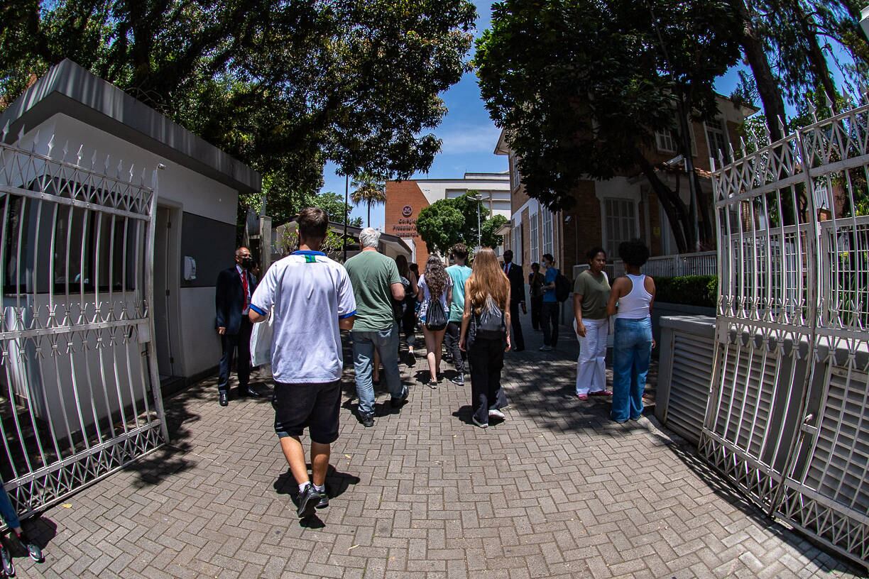 São Paulo, SP – 13.11.2022 – Enem, 2022, 1º dia – Candidatos acessam a entrada principal da Universidade Presbiteriana Mackenzie para fazer a prova de linguagens, códigos e redação no primeiro dia do Enem. Foto Edu Garcia/R7
