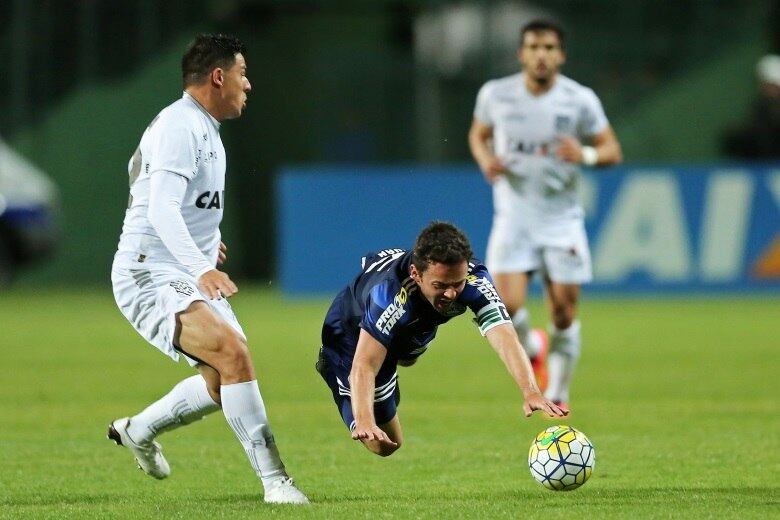 Juan (caindo) foi bem marcado e pouco produziu para o Coritiba