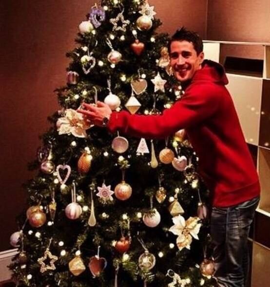 O meia Bojan, que atualmente defende o Stoke City (Inglaterra), já montou sua árvore de Natal. Será que de presente ele pediu para voltar para o Barcelona?