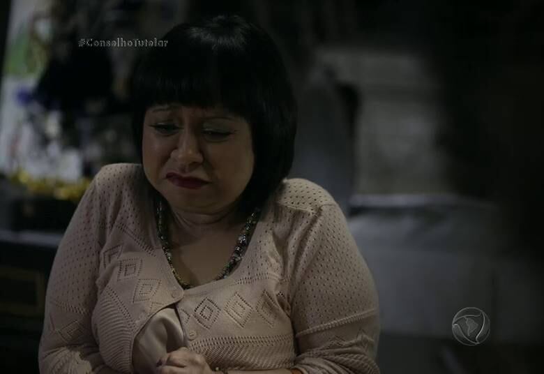 Silmara tranca Estér num cômodo e a psicóloga não tem como pedir ajuda, pois perdeu o celular