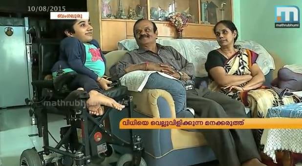 Aos 19 anos se comoveu ao ler uma notícia sobre um homem que sofria da mesma doença e precisava de uma operação em sua perna. Resultado: Dhanya entrou em ação e levantou os fundos necessários para a cirurgia