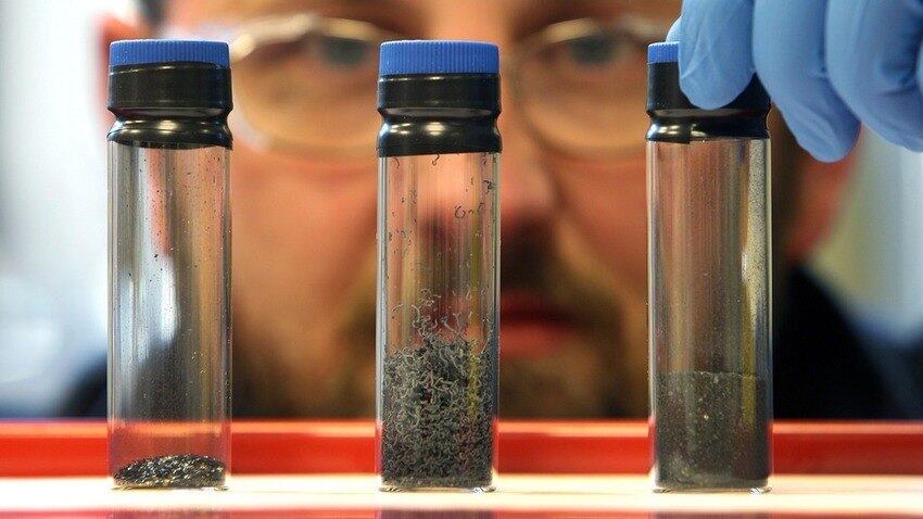 A Samsung chocou toda a comunidade científica no início do ano ao anunciar que havia conseguido produzir grafeno em escala comercial. O grafeno em si não é novidade: a substância foi descoberta em 2003 por um grupo de cientistas, e chegou a render o Prêmio Nobel aos responsáveis, mas ele só podia ser reproduzido em quantidades microscópicas. Os pesquisadores da marca sul-coreana conseguiram criar alguns gramas do grafeno. Se isso se tornar comercialmente viável, os smartphones podem se tornar mais flexíveis e resistentes no futuro