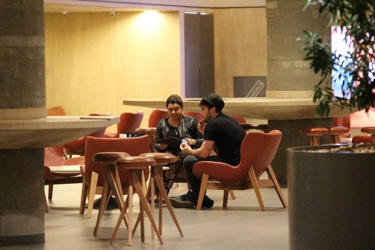 Preta Gil e Rodrigo Godoi passeando pelo shopping Village Mall, Rio de Janeiro