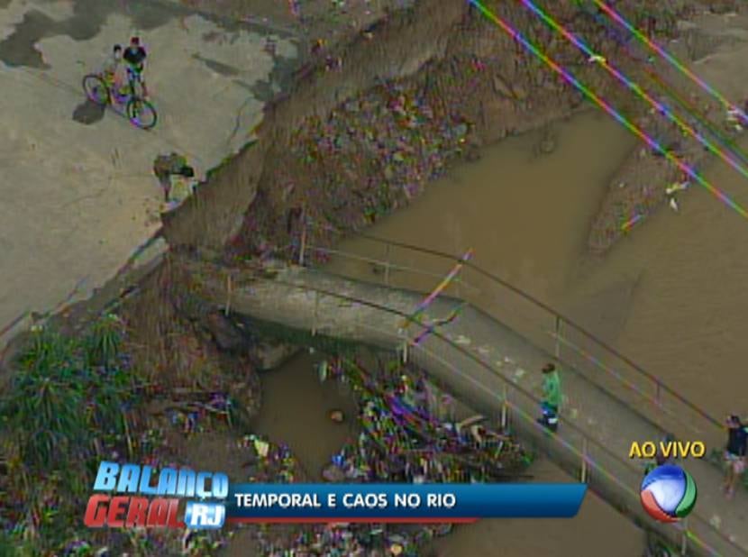 Uma ponte em Nova Iguaçu ficou destruída