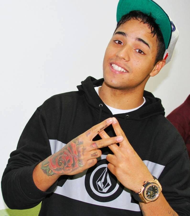 Outras pessoas se comoveram com a forma como Daleste foi
morto e prestaram solidariedade, como o músico Felipe Ramos. “Apesar de não
conhecer o trabalho do ‎MC Daleste e não curtir tanto o funk, como músico, sinto
muito pelo falecimento e ainda mais de forma covarde, medíocre e precoce como
foi, acabando com a vida de um colega de profissão de forma tão terrível”,
disse