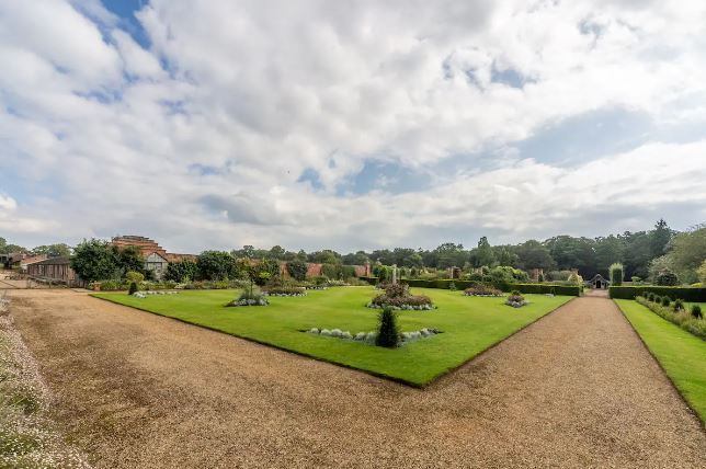 Ainda segundo o anúncio, “até três
cães são bem-vindos, mas devem ser mantidos na coleira ao caminhar pelo jardim
murado formal — eles são livres para passear no jardim
mais informal”