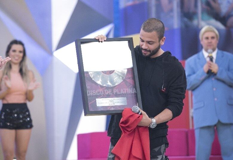 Além disso, ele recebe um disco de platina pela
venda de mais de 80 mil cópias do “3Fs Ao Vivo” das mãos de Mion
•VÍDEO: Projota e Vale a Pena Ver Direito agitam o Legendáriosdesta sexta-feira (20)