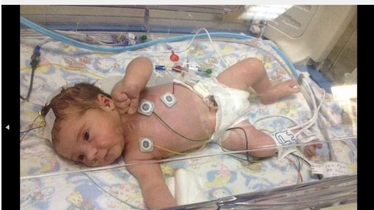 Amy Flynn passou por um dos momentos mais difíceis de sua vida após o nascimento de sua filha Lilia. A menina nasceu sem respirar, e os médicos a consideraram morta. Amy ficou desesperada ao saber da situação. Após dez minutos de angústia, a pequena Lilian voltou a respirar para a alegria da mãe. Entenda como isso aconteceu!