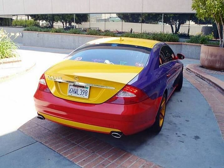 Até os ricaços gostam de chamar a atenção nas ruas! O dono deste Mercedes-Benz, ao menos, foi mais contido que o do BMW Série 135i a seguir