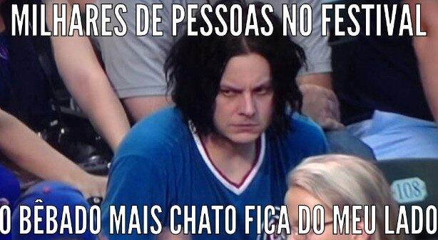 Beba com moderação (por você mesmo e pelos outros)
Quem gosta de beber sabe que curtir um show tomando uma cervejinha ou algum outro drinque é muito bom, mas nesse aspecto também tem gente que exagera e acaba causando no rolê, além de atrapalhar os outros. E também tem aquilo, você vai no festival para curtir os shows e a experiência como um todo ou para encher tanto a cara que depois você nem vai lembrar de nada? Beba no seu ritmo, aquilo que você quiser, mas sem exageros e aproveite tudo do melhor jeito possível

Lollapalooza terá moeda própria na edição 2015
