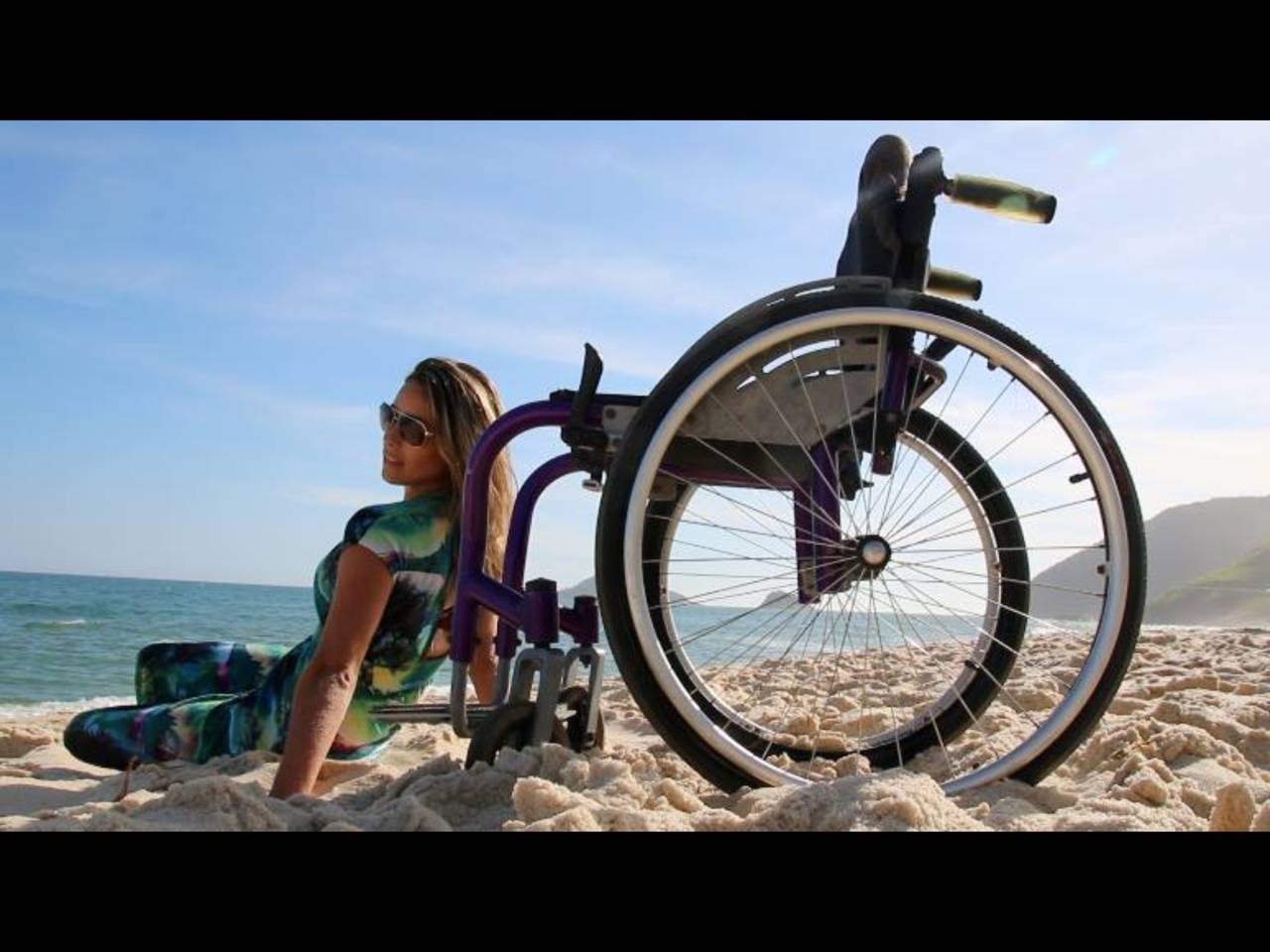 Aos 14 anos de idade, a modelo Natache Iamaya começou a ter problemas de equilíbrio e coordenação. O que, a princípio,
foi tratado como “coisa de adolescente”, tornou-se um diagnostico de Ataxia
de Friedreich, doença genética rara que causa a perda gradual da
coordenação e degeneração do sistema nervoso.



— Eu demorei mais de cinco anos indo aos melhores médicos,
fazendo exames e mais exames, tudo no particular porque nem convênio está
preparado para atender as necessidades da doença.

Hoje, aos 34 anos, a modelo está em campanha para descobrir novos casos e incentivar a compra de medicamentos que ajudem a retardar os efeitos da doença, que podem apresentar problemas de audição, urinários e até mesmo diabetes
