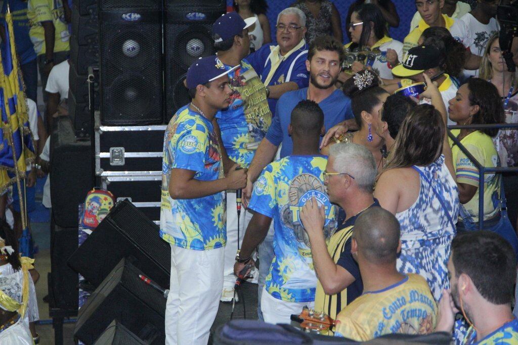 Klebber e Juliana Alves na quadra