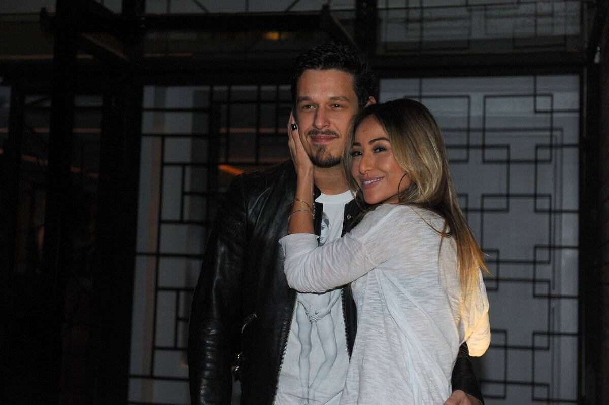 Sabrina Sato mima o namorado em festa de aniversário