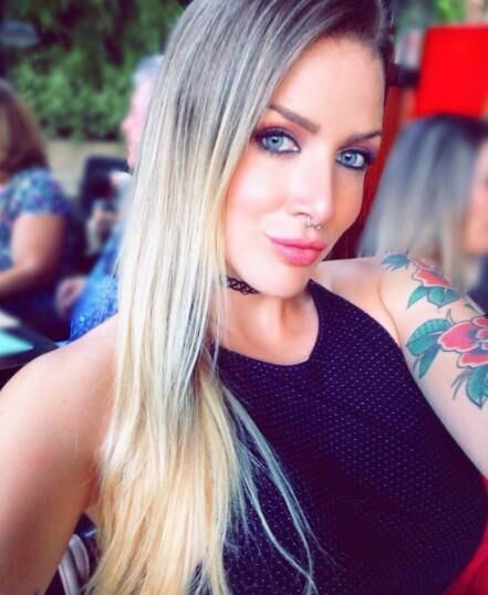 As mulheres também a elogiam muito. Encantada pela profissão e muito mais pela sua beleza", escreveu uma seguidora nas redes sociais de Paula